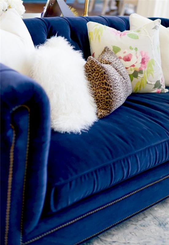 barokinė karališkos mėlynos spalvos spintelė su bet kokio dydžio ir spalvos pagalvėlėmis