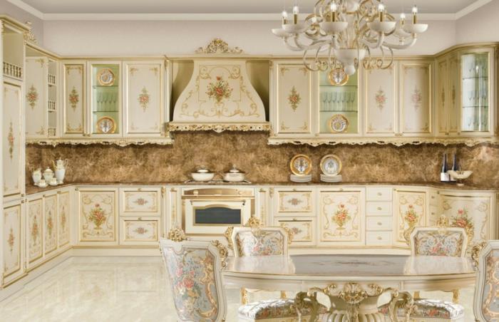 žavūs baldai, auksinė virtuvė, marmurinis backsplash, krištolinė liustra, baroko apdaila
