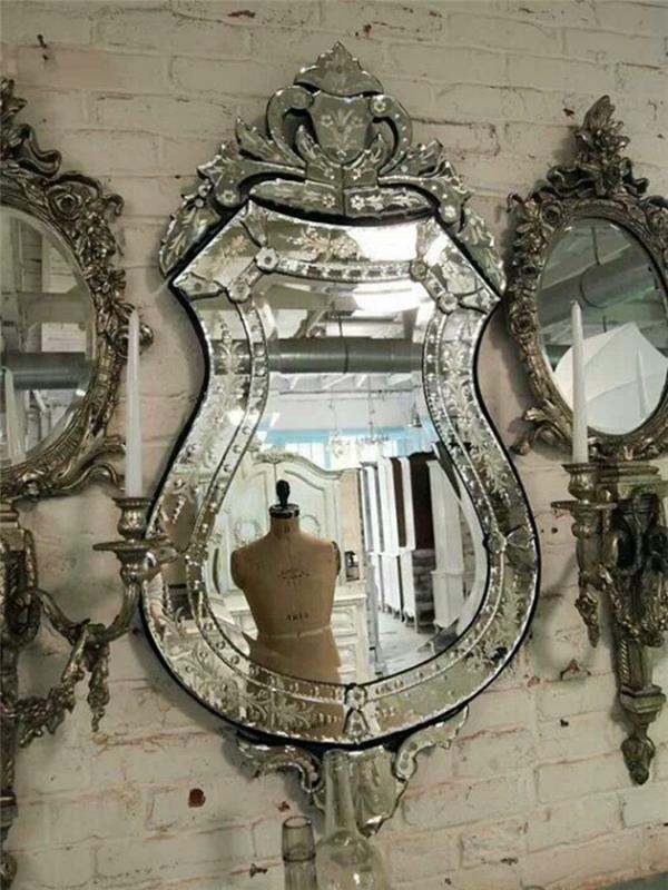 baroko stiliaus spintelės putojantys veidrodžiai ant baltų plytų sienos