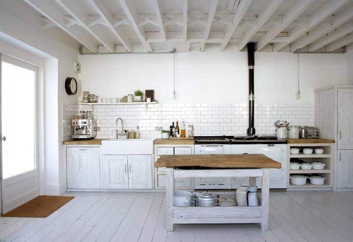 starinska nizka kuhinjska omara, pobarvana z belo patino, bela ploščica za hrbet osrednji leseni otok delovna plošča surov les