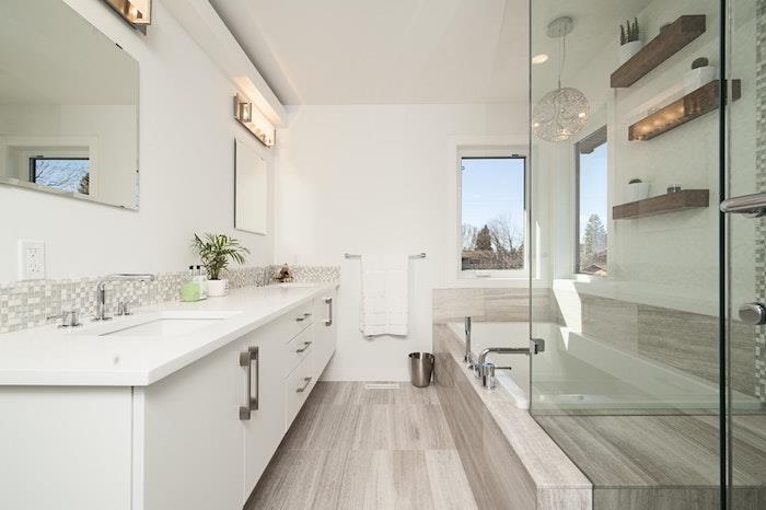 Yeşil bitkiler dekorasyonu ile küvet ve ahşap raf, ahşap ve beyaz banyo, Zen banyo dekorasyonu