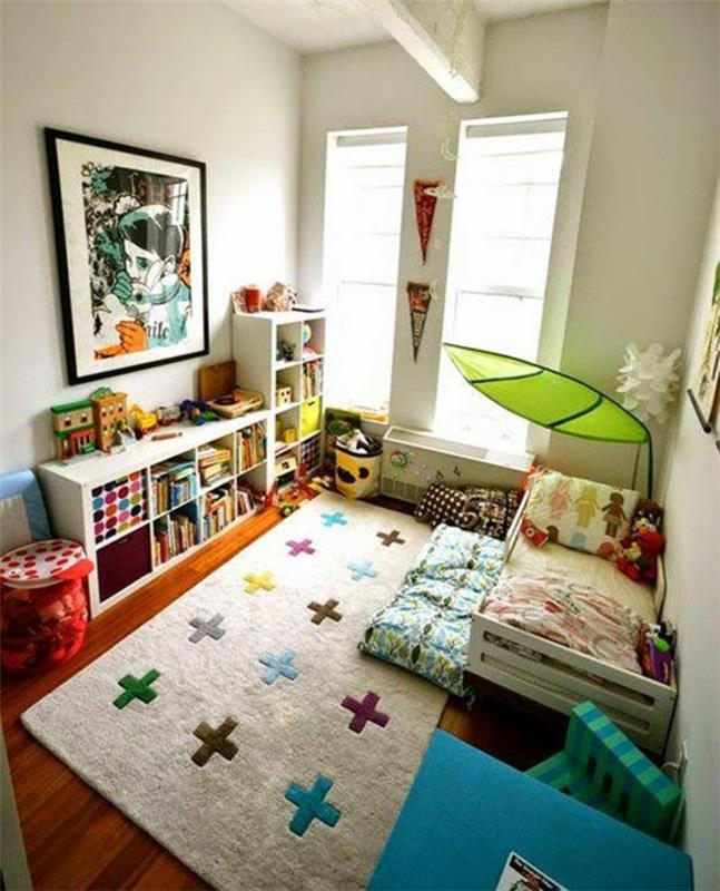 spalnica montessori, kremno bela pravokotna preproga z matematiko in vzorci, mint zelene stene, velika barvna slika otrokovega obraza, bela modularna omara za shranjevanje