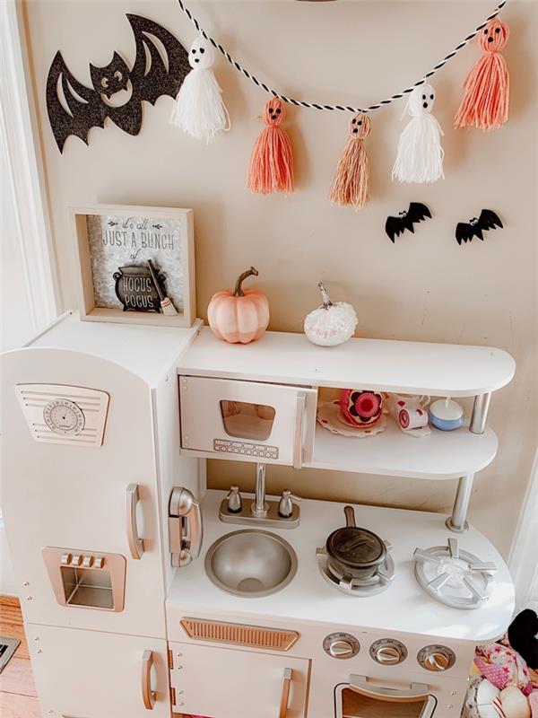 balti mediniai baldai vaikams virtuvės dekoras Helovinas pasidaryk pats mažas pastelinis rožinis moliūgas vaiduoklis girlianda kutai vilnos šikšnosparnis