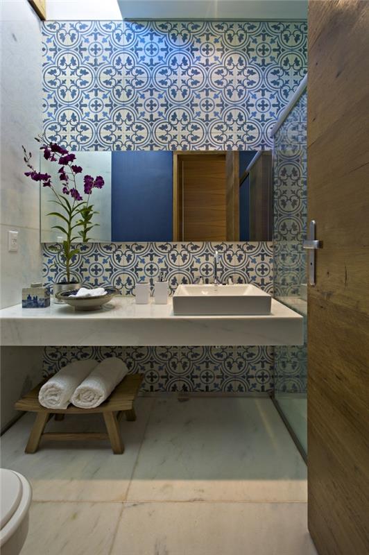 zamislite, kako okrasite majhno sobo v svetlih barvah z belo in svetlo modro ploščico za stene z drsečimi vzorci