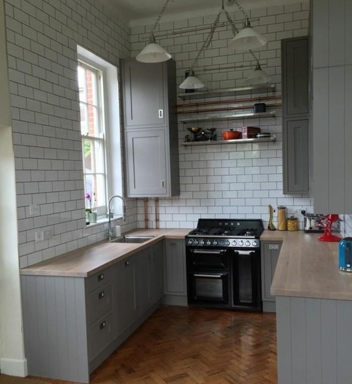 kuhinjsko pohištvo-sivo-taupe-bele ploščice-leseno-parket-kuhinja-dizajn-očarljivo