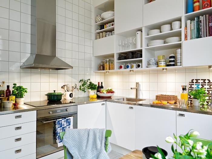 Skandinavsko pohištvo, postavitev vogalne kuhinje z belim pohištvom in kovinskim pultom