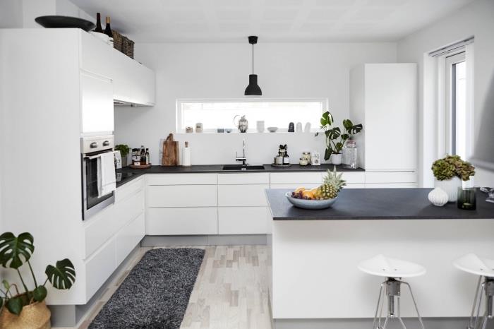 kuhinjska postavitev, ki okrasi belo kuhinjo v skandinavskem slogu s črnim pultom