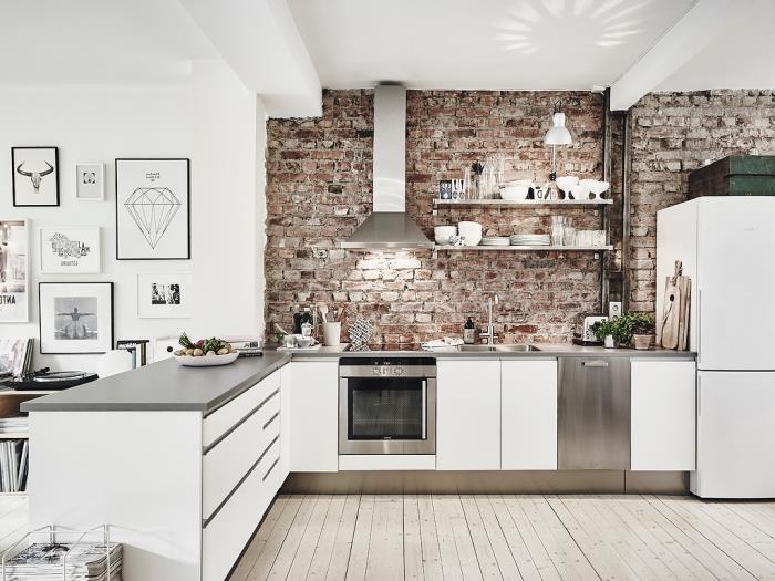 kuhinjski model, beli strop s svetlim lesenim podom in temno opečno steno, kotna postavitev kuhinje
