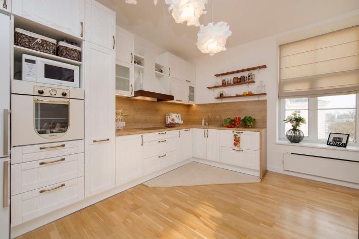 vogalna kuhinjska omara, ideja, kako organizirati vogalno kuhinjo s svetlim lesenim podom in belim stropom