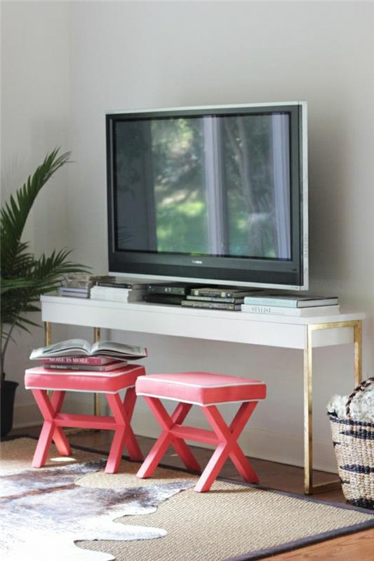 omarica-predalnik-v-lesu-bela-tv-preproga-parket-tla-usnjena preproga