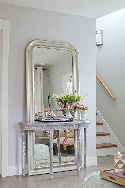 elegantno-naglas-pohištvo-cvetje-ogledalo-veliko-stopnišče-hodnik-sivo-lanena tla