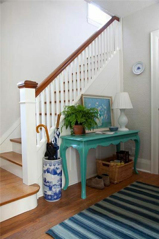 modro-leseno-vhodno-pohištvo-naglasno-pohištvo-obarvano-preproga-leseno-stopnišče