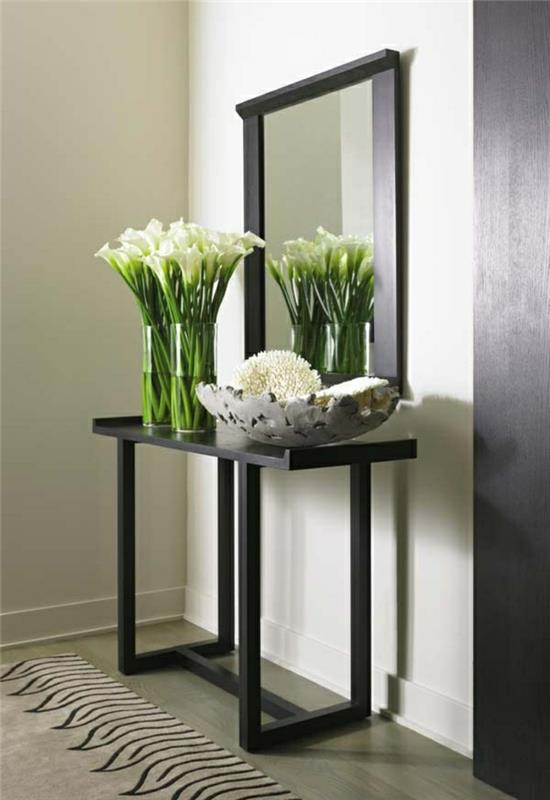 sivo-les-vhodno-pohištvo-belo-cvetje-ogledalo-laneno-tla-preproga-bele stene