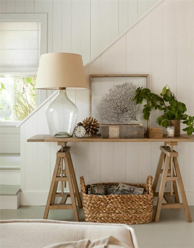 konzolna miza, bela svetilka, beli hodnik