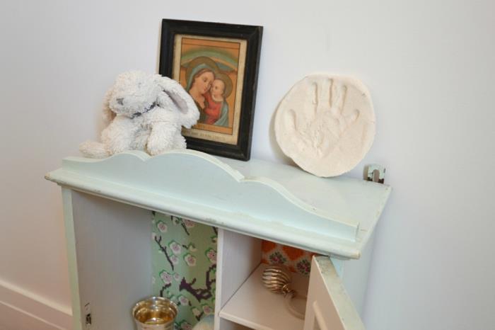 kako prebarvati kos pohištva, ne da bi ga brusili, kos pohištva v zeleni barvi, majhna slika s črnim okvirjem z Madonno in Jezusom