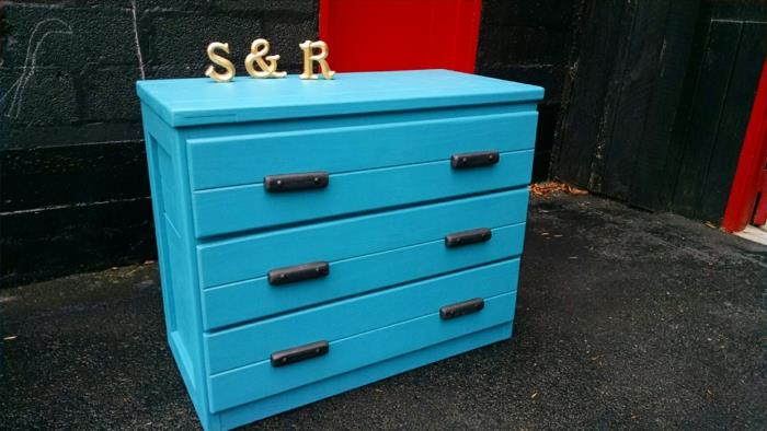 bir mobilya parçası zımparalanmadan nasıl yeniden boyanır, evin sahiplerinin ilk harfleri ile kraliyet mavisine boyanmış ahşap bir mobilya parçası
