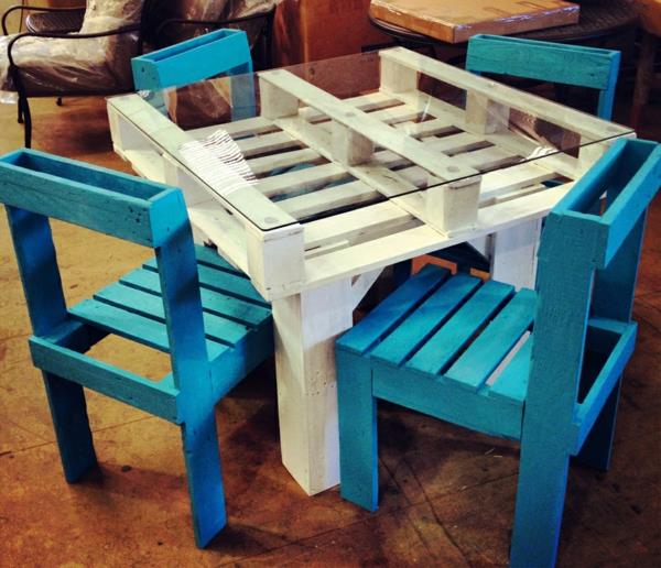 padėklas-baldai-kėdė-balta ir mėlyna