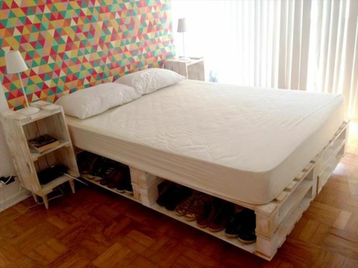 paleta-pohištvo-paleta-postelja-strašna-raznobarvna-naglasna stena