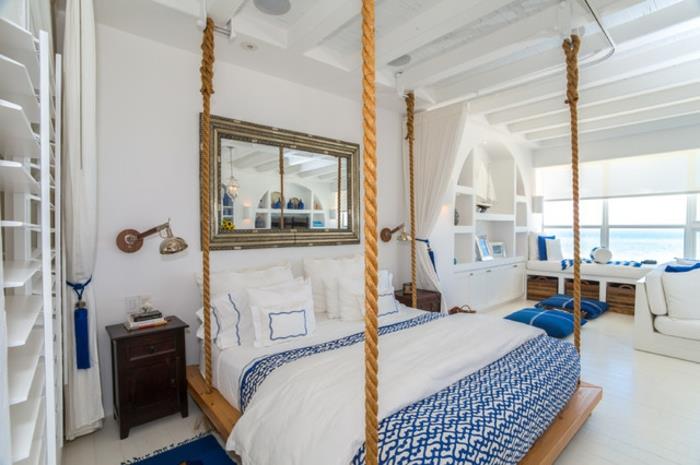 grško modra, viseča postelja, veliko ogledalo, temno modra preproga, posteljna prevleka v beli in modri barvi