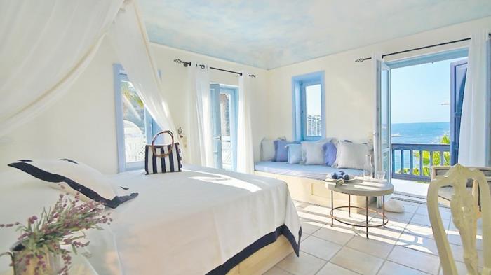 Grška dekoracija, postelja z baldahinom, suho cvetje, okrogla miza, modre polkne