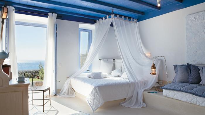 grško modra na lesenem stropu, luč za sveče, dolge zavese, postelja s plakatom