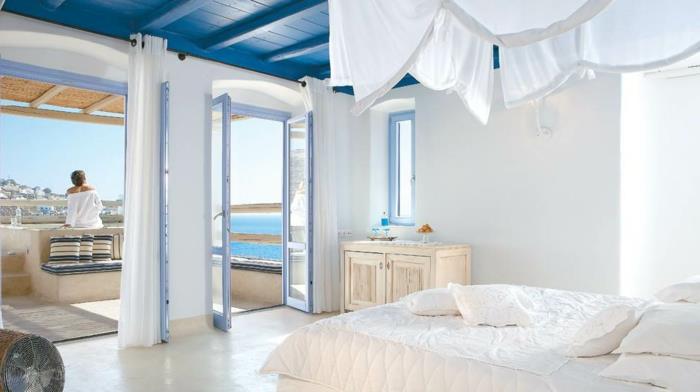 Grška dekoracija, vrata na teraso, svetlo modro okno, strop z lesenimi tramovi