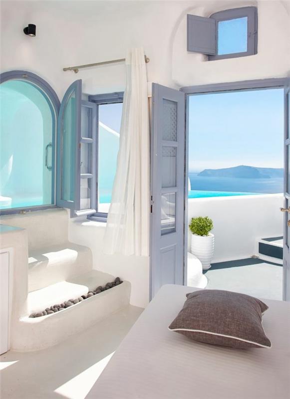 Grški dekor, trikrilna polkna, bele stene, pogled na morje