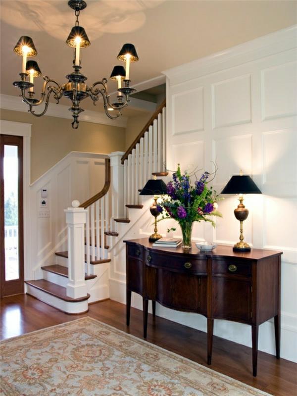 leseno-vhodno-pohištvo-rože-dekorativne-svetilke-lestenec-grand-stopnišče
