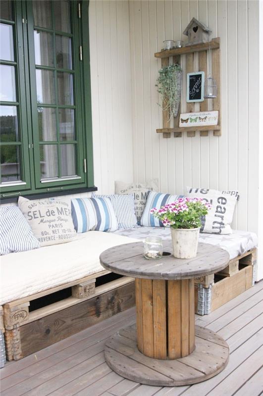 palet köşe kanepe ve makaralı masa ile döşenmiş country tarzı dinlenme alanı, veranda ve teras için paletlerle bahçe mobilyaları nasıl yapılır
