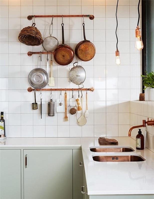 Ideja o barvi Celadon za kuhinjsko omarico z belo delovno ploščo, bakrenimi cevmi za prikaz posode, obešanjem žarnic