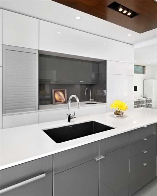sodobna bela in siva sijajna lakirana kuhinja z belo delovno ploščo