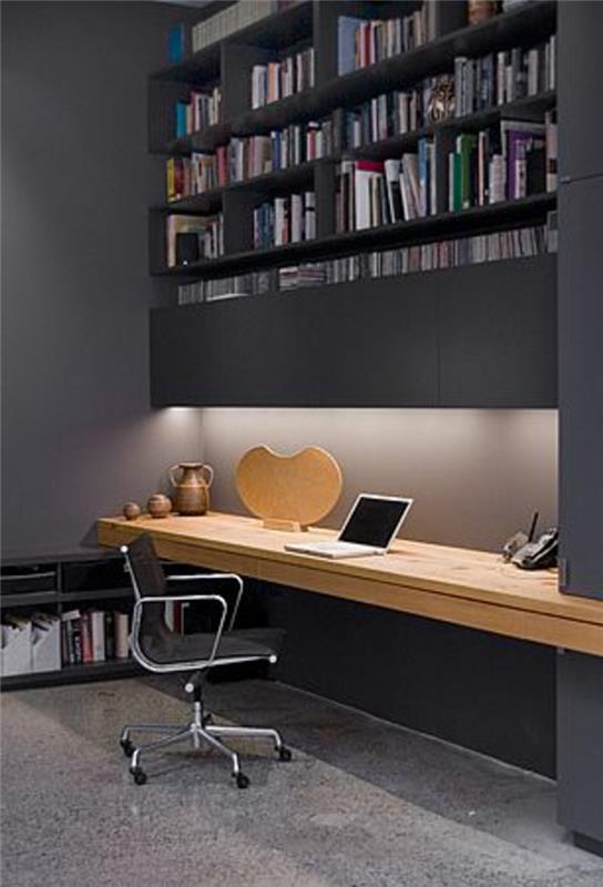 računalniška omara-sive stene-leseni-pisalni stol