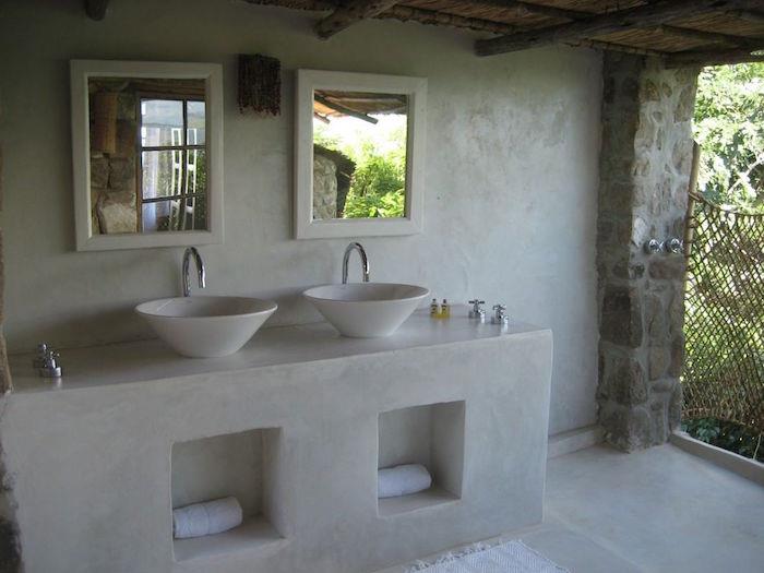 lavabo desteği ve beton duvarlar olarak beton banyo dolabı örneği
