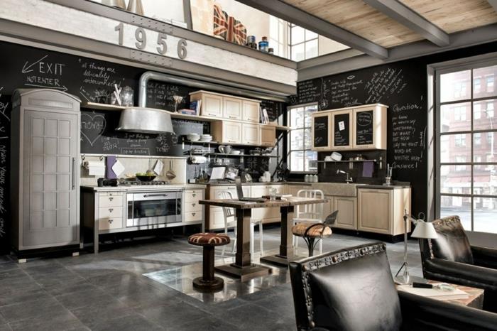 industrinio deko idėja, pilkos plytelės, juodos sienos, didelis langas, atvira virtuvė, juodas fotelis, smėlio spalvos komoda