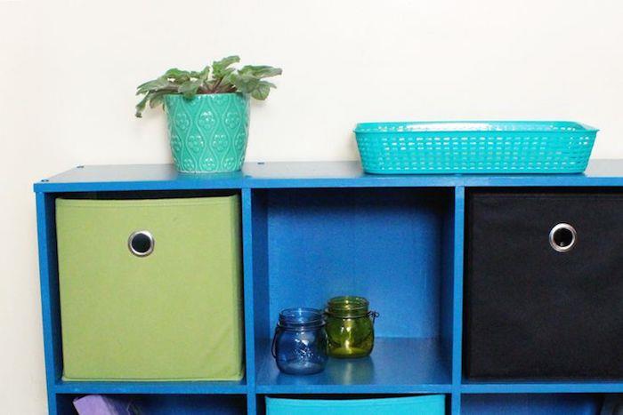Komoda su spalvotomis dėžutėmis, mėlynų dažų idėja laikymo dėžutei, kaip perdažyti baldą jo nešlifuojant, dažytas baldas