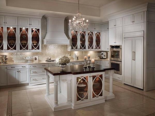 čudovita-v-beli-kuhinjski omarici-za-vgradno pečico