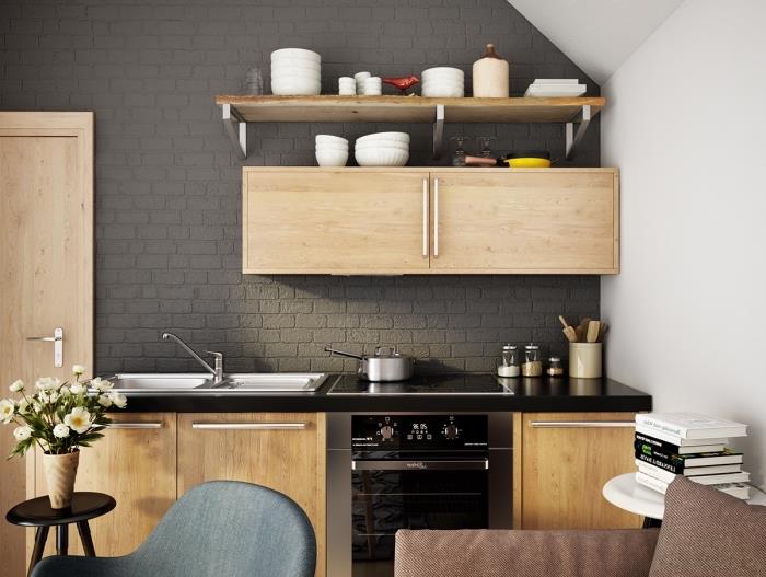 modern bir mutfakta hangi renkler birleştirilir, siyah tuğla efektli duvar ve ahşap mobilyalarla küçük mutfak dekor fikri