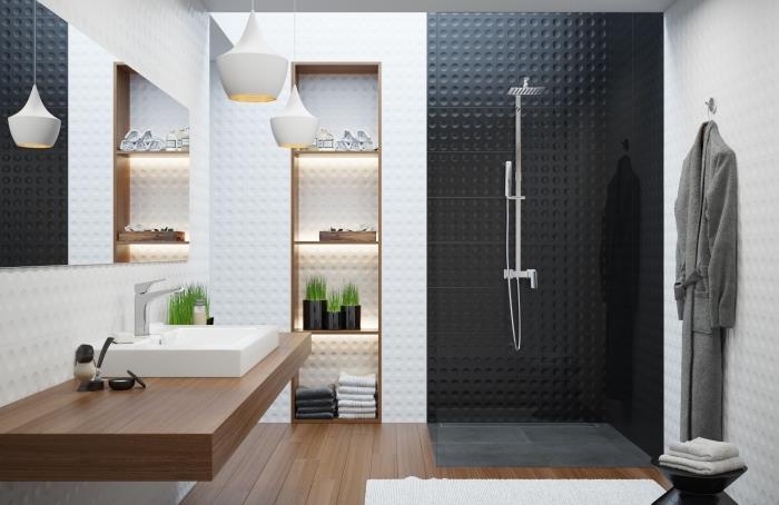 medžio ir balto vonios kambario pavyzdys su juodos plytelės sienos sekcija, medinės grindys vonios kambaryje