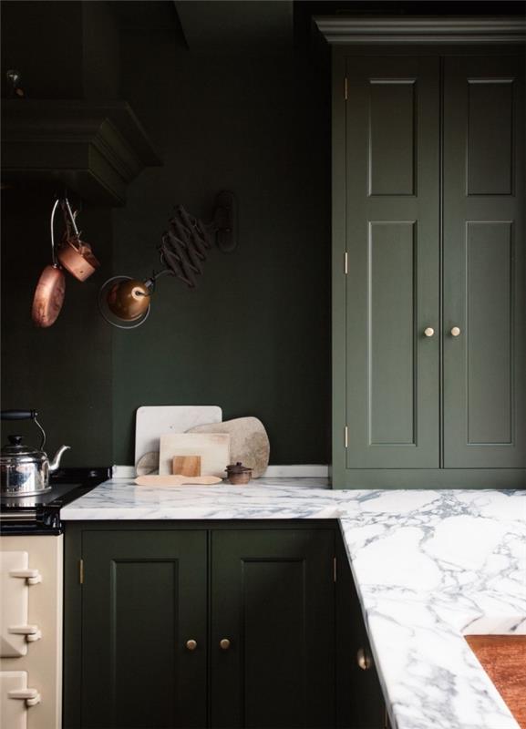sodobno oblikovanje kuhinje v temno zeleni barvi z marmornim pultom, kako urediti kotno kuhinjo