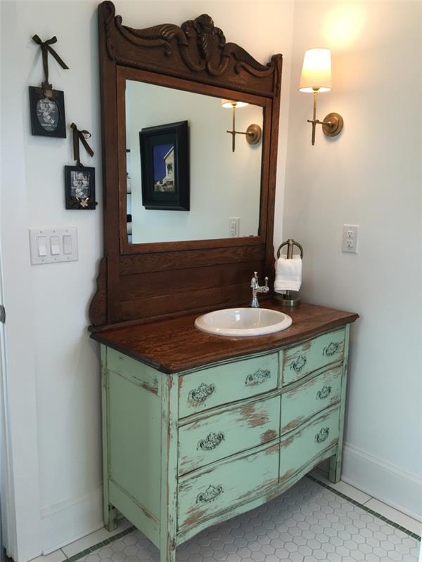 enota za ponovitev z vgrajenim umivalnikom in ogledalom v starem videzu za pristni vintage pridih v kopalnici v podeželskem stilu