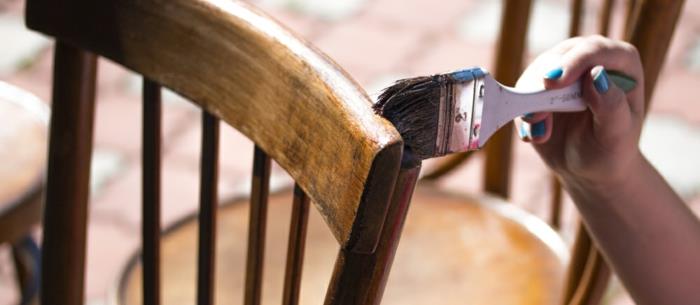 posodobiti staro pohištvo, prebarvati stari leseni bistro stol, stol brez naslonov za roke, pohištvo za jedilnico ali dnevno sobo