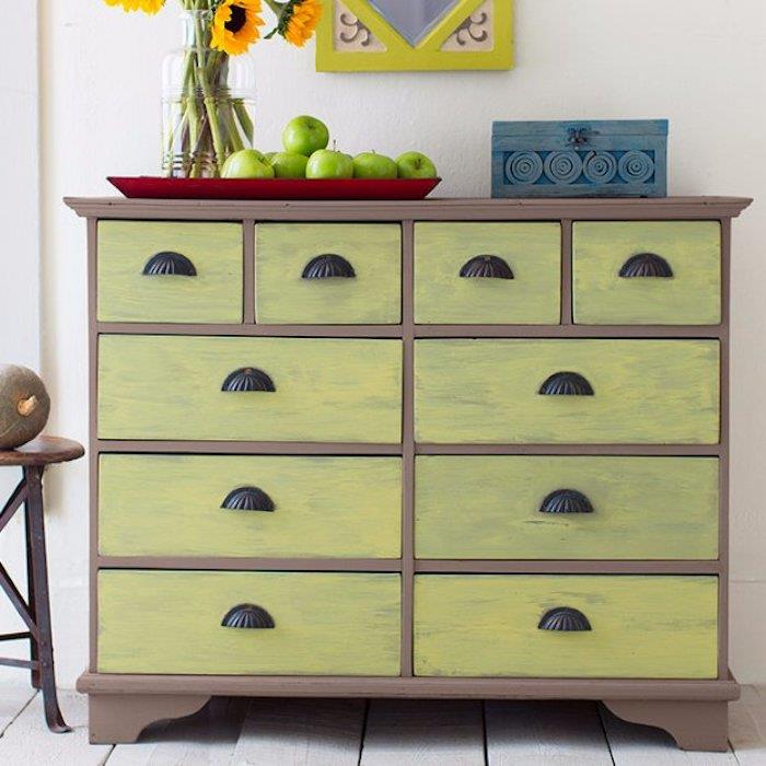 sarı-yeşil boya, siyah kulplar, vintage görünüm, yeşil elmalar ile yeniden tasarlanmış ve yeniden boyanmış mobilyalar