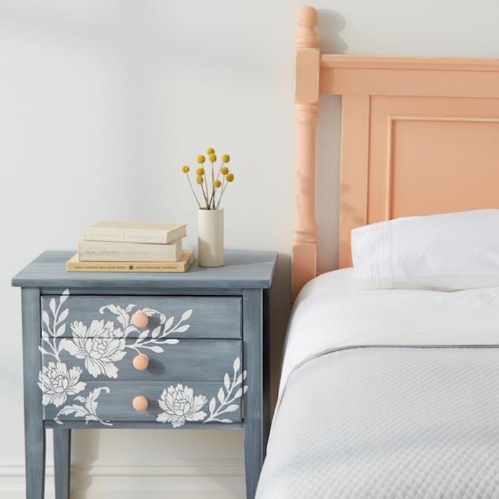 barvanje lesene omare, ideja nočne omarice prebarvana v sivo -bele cvetlične vzorce, okrašene s šablono, belo posteljnino