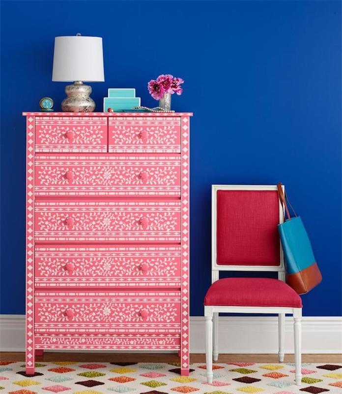 beyaz mobilya, lacivert duvar, kırmızı sandalye için bir şablon, beyaz çiçek desenleri ve boya rengi ile bir mobilya parçasının nasıl özelleştirileceğine örnek