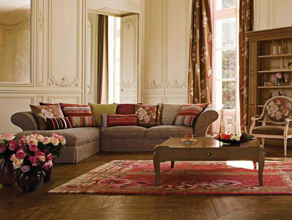 roche-bobois-baldai-konsolė-ant kilimo su gėlių raštais