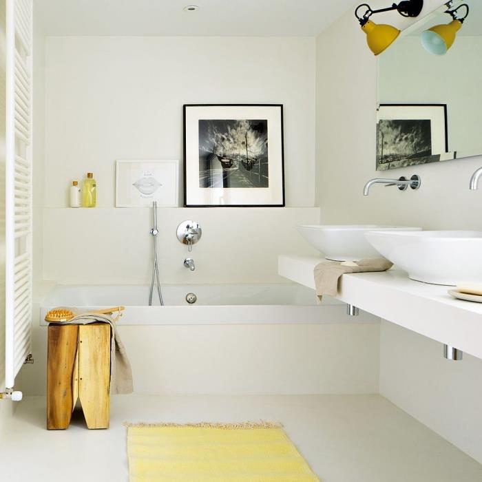 beyaz bir banyoda gösterişli vurgular, sarı halı deseni ile tamamen beyaz görünümde bir oda nasıl dekore edilir