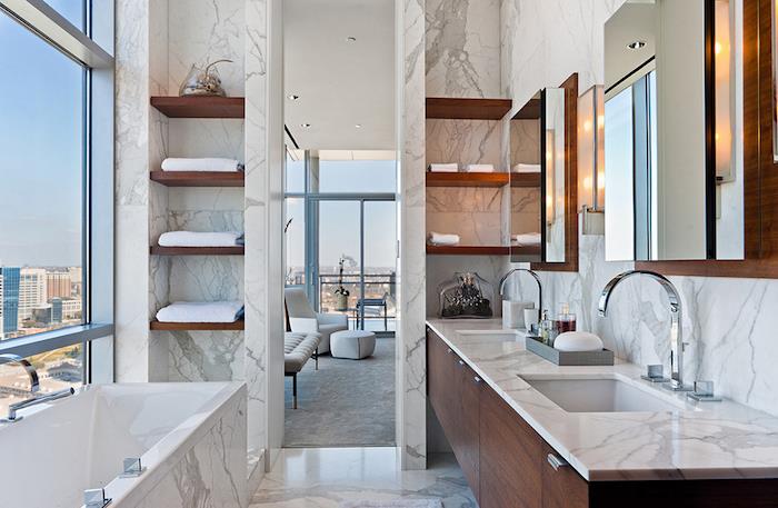 modern banyo, büyük pencere, mermer küvet, ahşap dolap üniteleri, banyo fikirleri
