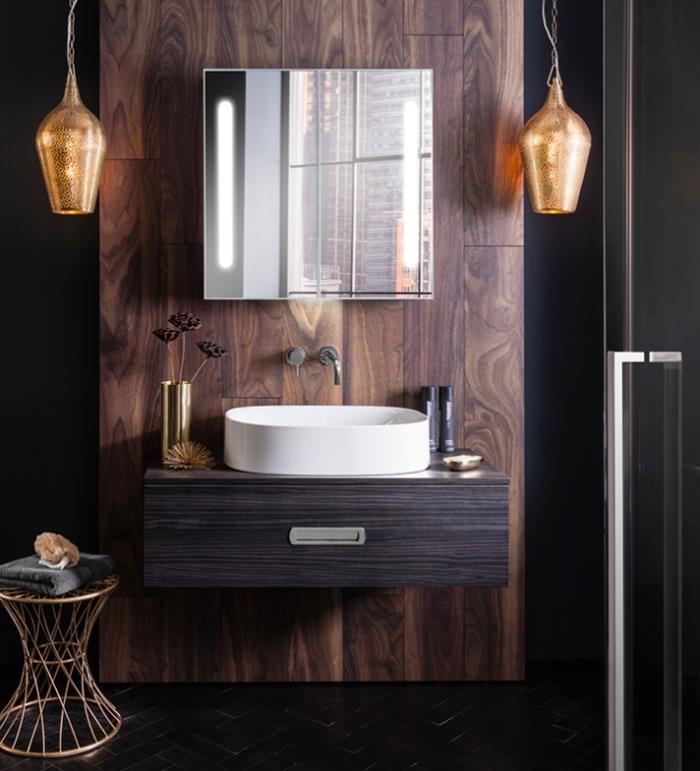 kopalniški dekor v temnih barvah s črnimi stenskimi ploščicami in stensko oblogo iz temnega lesa, viseče svetilke v bakreni izvedbi