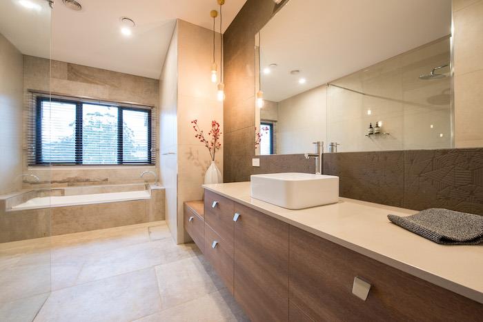 banyo dekoru, ahşap lavabo dolapları, tezgah üstü lavabo, çelik musluk, beyaz vazo