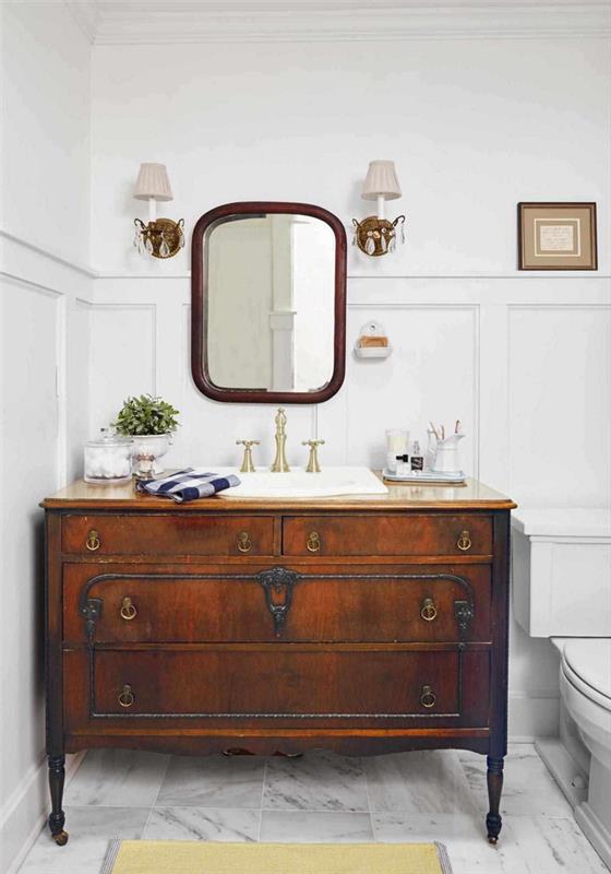 starinsko leseno kopalniško omaro z bronastimi dodatki, preoblikovano v izvirno toaletno enoto za staromodno elegantno vzdušje